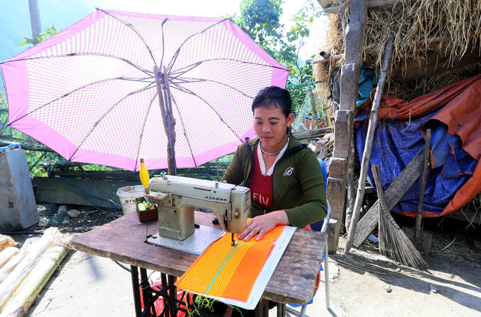 Phụ nữ dân tộc Mông ở bản Hua Chiến, xã Mường La, tỉnh Sơn La may trang phục truyền thống để chuẩn bị vui Xuân, đón Tết.