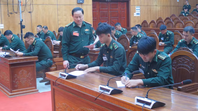 Các thí sinh tham gia phần thi cá nhân với kỹ năng viết tiếng Mông. Ảnh: Hương Thu/TTXVN