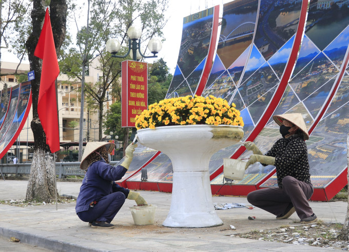 Công nhân tân trang lại các chậu hoa trước thềm Đại hội Đại biểu Đảng bộ tỉnh Lào Cai lần thứ nhất. Ảnh: Đinh Thùy/TTXVN Công nhân tân trang lại các chậu hoa trước thềm Đại hội Đại biểu Đảng bộ tỉnh Lào Cai lần thứ nhất. Ảnh: Đinh Thùy/TTXVN
