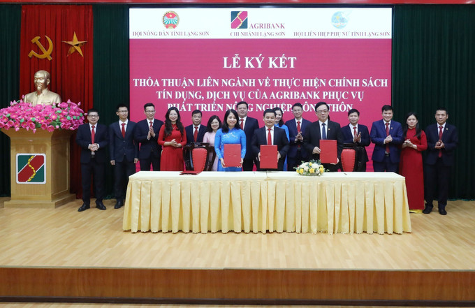 Quang cảnh lễ ký kết.