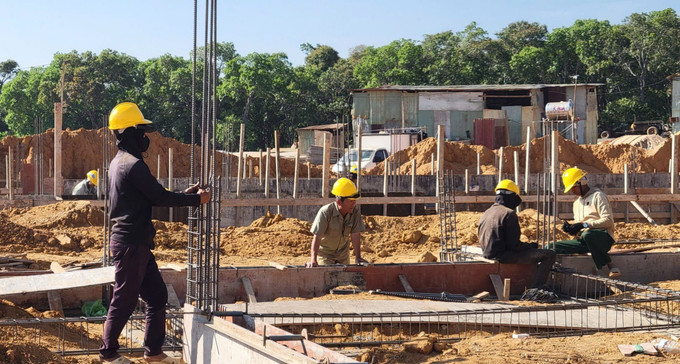Công nhân tích cực thi công tại điểm trường xã Ia Púch, tỉnh Gia Lai.