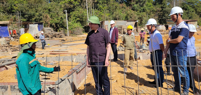 Lãnh đạo tỉnh Gia Lai thăm hỏi, động viên công nhân tham gia thi công điểm trường xã Ia Púch.