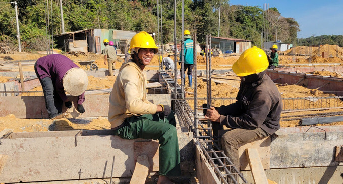 Công nhân tích cực thi công tại điểm trường xã Ia Púch, tỉnh Gia Lai.