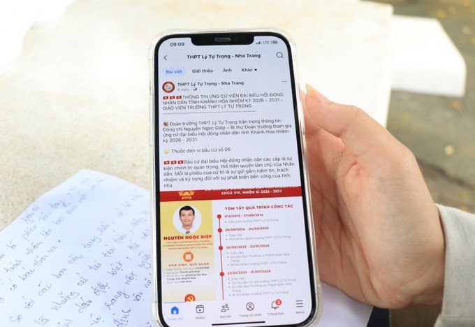 Thông tin bầu cử được Đoàn trường THPT Lý Tự Trọng cập nhật lên hệ thống mạng xã hội của nhà trường, nhằm tuyên truyền, giáo dục đến học sinh ý nghĩa và thông tin về ngày bầu cử. Ảnh: Phan Sáu/TTXVN