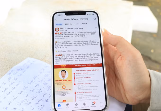 Thông tin bầu cử được Đoàn trường THPT Lý Tự Trọng cập nhật lên hệ thống mạng xã hội của nhà trường, nhằm tuyên truyền, giáo dục đến học sinh ý nghĩa và thông tin về ngày bầu cử. Ảnh: Phan Sáu/TTXVN