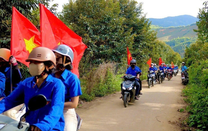 Khắp các tuyến đường nông thôn Khánh Hòa, tuổi trẻ Khánh Hòa đồng loạt ra quân tuyên truyền về Ngày hội lớn non sông. Ảnh: TTXVN phát