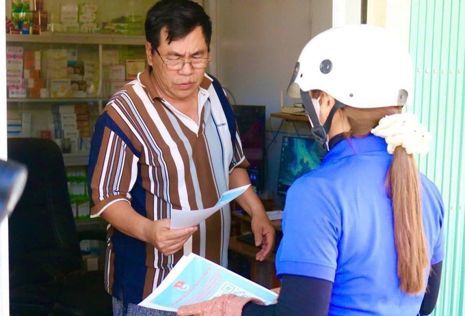 Tuổi trẻ Khánh Hòa tuyên truyền về ngày hội bầu cử đến người dân ở các vùng nông thôn. Ảnh: TTXVN phát