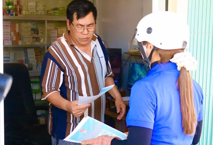 Tuổi trẻ Khánh Hòa tuyên truyền về ngày hội bầu cử đến người dân ở các vùng nông thôn. Ảnh: TTXVN phát