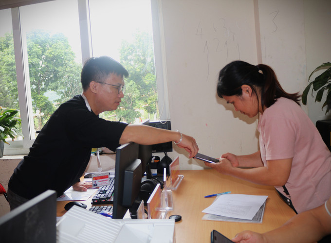 Cán bộ Trung tâm phục vụ hành chính công xã Phục Hòa hướng dẫn người dân làm thủ tục trên thiết bị thông minh. Cán bộ Trung tâm phục vụ hành chính công xã Phục Hòa hướng dẫn người dân làm thủ tục trên thiết bị thông minh.