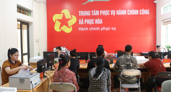 Người dân làm thủ tục hành chính tại Trung tâm phục vụ hành chính công xã Phục Hòa, tỉnh Cao Bằng. chuyen-doi-so-o-cao-bang-1.jpg