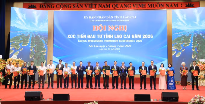 UBND tỉnh Lào Cai trao Quyết định chấp thuận chủ trương đầu tư cho 24 dự án với tổng vốn đăng ký đạt hơn 24.160 tỷ đồng.