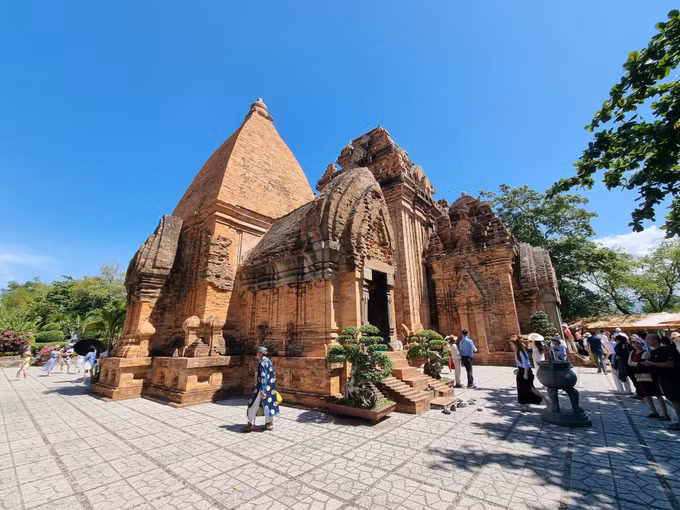 Di tích quốc gia đặc biệt Tháp Bà Pô Nagar (phường Bắc Nha Trang) là điểm đến du lịch văn hóa, tâm linh, thu hút đông đảo du khách trong và ngoài nước.