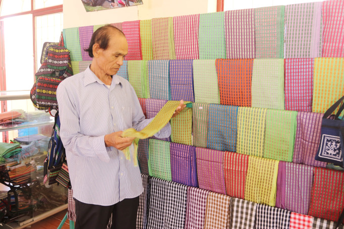 Sản phẩm thổ cẩm truyền thống của Hợp tác xã Dệt thổ cẩm Chăm Mỹ Nghiệp (xã Ninh Phước) với hoa văn đặc trưng, giàu bản sắc văn hóa.