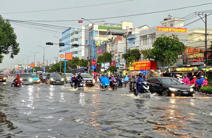 Trận mưa to chiều 20/6/2025 trong thời gian ngắn gây ngập trên đường Nguyễn Văn Cừ (Cần Thơ). Ảnh: Thanh Liêm/TTXVN Trận mưa to chiều 20/6/2025 trong thời gian ngắn gây ngập trên đường Nguyễn Văn Cừ (Cần Thơ). Ảnh: Thanh Liêm/TTXVN