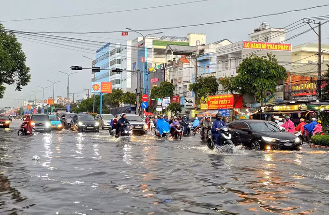 Trận mưa to chiều 20/6/2025 trong thời gian ngắn gây ngập trên đường Nguyễn Văn Cừ (Cần Thơ). Ảnh: Thanh Liêm/TTXVN