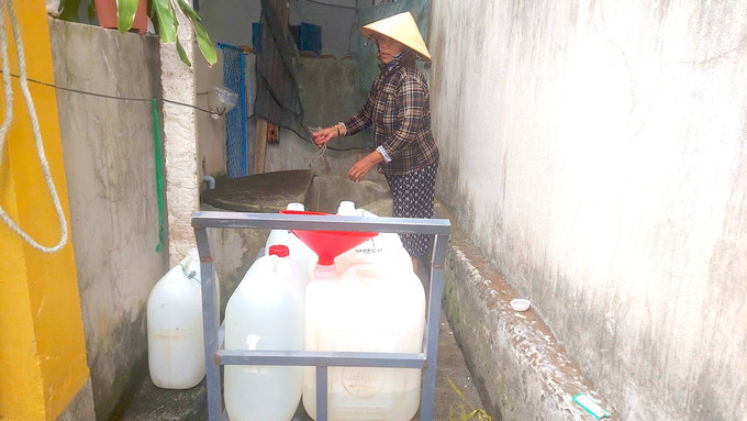 Người dân tại làng chài Minh Hải phải chắt nước ngọt vào từng can để tích trữ và sử dụng. Người dân tại làng chài Minh Hải phải chắt nước ngọt vào từng can để tích trữ và sử dụng.