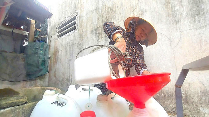 Người dân làng chài Minh Hải phải chắt nước ngọt vào từng can để tích trữ và sử dụng. thieu-nuoc-sach-2.jpg