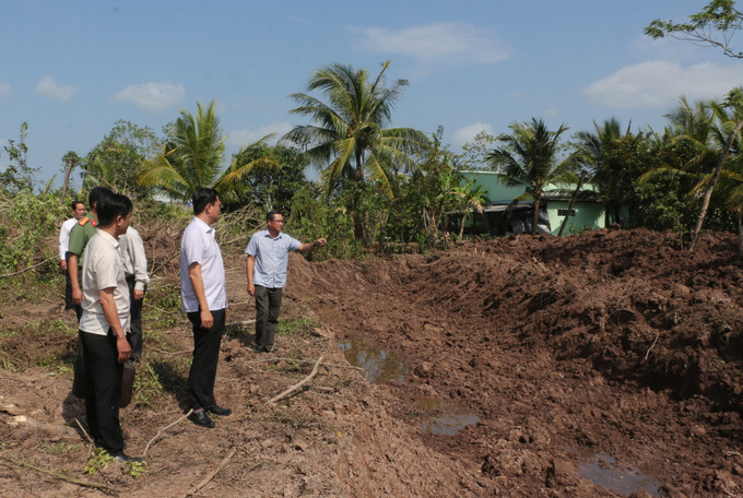 Sau khi tiếp xúc với chính quyền, người dân tự nguyện phá bỏ vườn cây, bàn giao mặt bằng dự án đường Vành Đai thành phố Bạc Liêu (giai đoạn I).