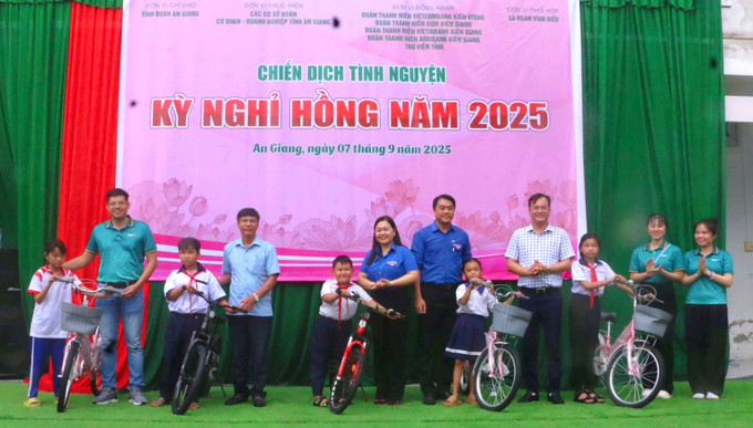 Ban tổ chức trao xe đạp cho học sinh ở xã biên giới Vĩnh Điều. Ban tổ chức trao xe đạp cho học sinh ở xã biên giới Vĩnh Điều.