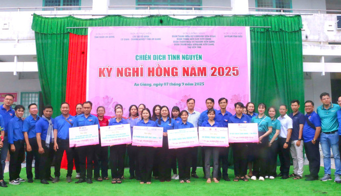 Ban tổ chức trao bảng tượng trưng quà và kinh phí cho các đơn vị. Ban tổ chức trao bảng tượng trưng quà và kinh phí cho các đơn vị.