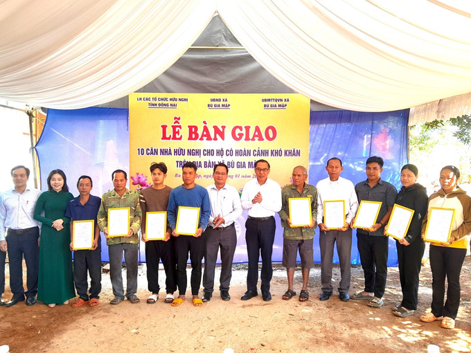 Lễ bàn giao giấy chứng nhận căn nhà hữu nghị cho hộ có hoàn cảnh khó khăn.