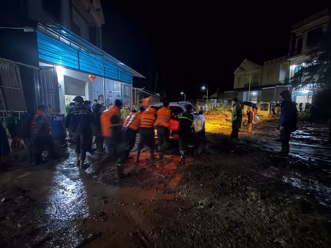 Lực lượng chức năng Công an tỉnh Sơn La hỗ trợ di dời tài sản của nhân dân trong đêm đến nơi an toàn. Ảnh: TTXVN phát