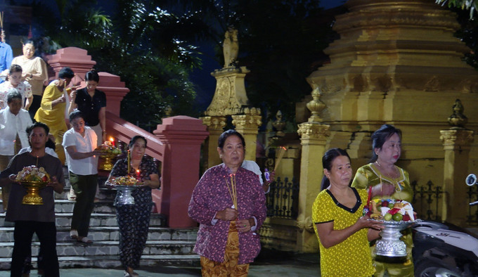 Mùa lễ Sene Dolta hàng năm của đồng bào Khmer bắt đầu từ ngày 15 - 30/7 Âm lịch, các gia đình Khmer thường đến chùa dâng cơm, dâng vật thực đến các vị chư tăng. Ảnh: TTXVN phát le-sene-dolta-1.jpg