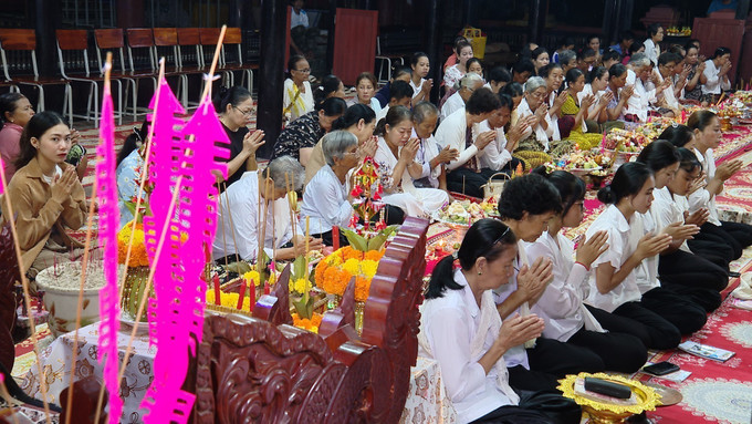 Sene Dolta là một lễ lớn trong năm của đồng bào Khmer, thể hiện sự hiếu đạo của con cháu, những người còn sống đối với tổ tiên, ông bà, những người thân đã khuất. Ảnh: TTXVN phát Sene Dolta là một lễ lớn trong năm của đồng bào Khmer, thể hiện sự hiếu đạo của con cháu, những người còn sống đối với tổ tiên, ông bà, những người thân đã khuất. Ảnh: TTXVN phát