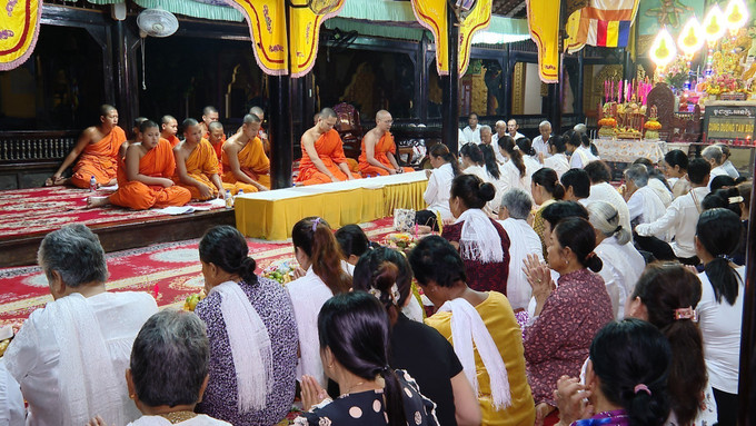 Dịp lễ Sene Dolta, người Khmer thường đến chùa nghe chư tăng tụng kinh và cúng dường cầu phước vào các buổi tối. Ảnh: TTXVN phát le-sene-dolta-2.jpg