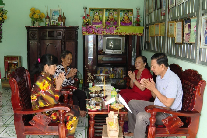 Các gia đình người Khmer tại Cà Mau quây quần bên mái ấm gia đình, dâng những món ngon thơm thảo thể hiện tấm lòng con cháu ông bà đối với ông bà, tổ tiên trong Lễ Sene Dolta. Ảnh: TTXVN phát Các gia đình người Khmer tại Cà Mau quây quần bên mái ấm gia đình, dâng những món ngon thơm thảo thể hiện tấm lòng con cháu ông bà đối với ông bà, tổ tiên trong Lễ Sene Dolta. Ảnh: TTXVN phát
