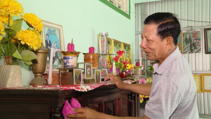 Các gia đình đồng bào Khmer của tỉnh Cà Mau lau dọn bàn thờ để bày trí hoa quả cúng ông bà tổ tiên. Ảnh: TTXVN phát Các gia đình đồng bào Khmer của tỉnh Cà Mau lau dọn bàn thờ để bày trí hoa quả cúng ông bà tổ tiên. Ảnh: TTXVN phát