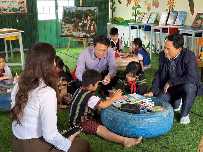 Học sinh đồng bào Xơ Đăng ở xã Tu Mơ Rông (tỉnh Quảng Ngãi) vẽ tranh cổ động về bầu cử. Ảnh: TTXVN phát