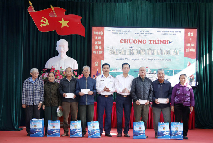 Lãnh đạo Ban Tuyên giáo và Dân vận Tỉnh ủy Hưng Yên, Hải đoàn 11 (Bộ Tư lệnh Vùng Cảnh sát biển 1) trao quà các gia đình chính sách tại chương trình. Ảnh: Thế Duyệt/TTXVN