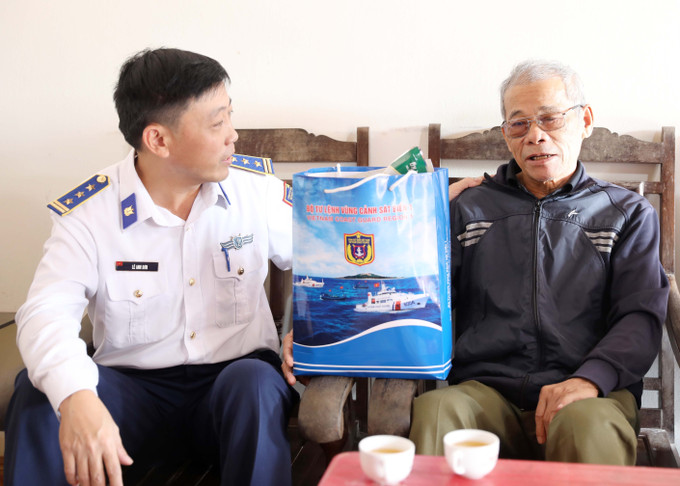 Thượng tá Lê Anh Sơn, Chính ủy Hải đoàn 11 (Bộ Tư lệnh Vùng Cảnh sát biển 1) thăm hỏi động viên gia đình thương binh Lê Công Hằng, thôn Lũng Đầu, xã Đông Thái Ninh, tỉnh Hưng Yên. Ảnh: Thế Duyệt/TTXVN