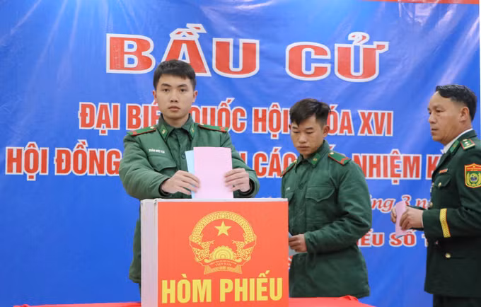 Chiến sĩ Trần Đức Tài, Đồn Biên phòng Dào San bỏ phiếu bầu cử tại tổ bầu cử số 19. Ảnh: Nguyễn Oanh/TTXVN