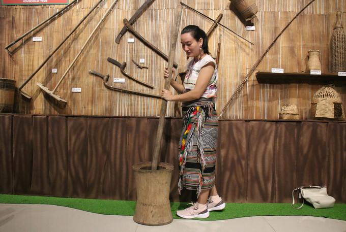 Không gian trưng bày các vật dụng truyền thống trong gia đình của người dân tộc Mạ.