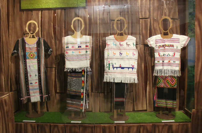 Trang phục cưới của người dân tộc Mạ được trưng bày trong chuyên đề.