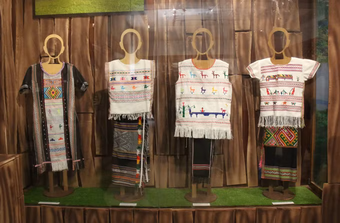 Trang phục cưới của người dân tộc Mạ được trưng bày trong chuyên đề.