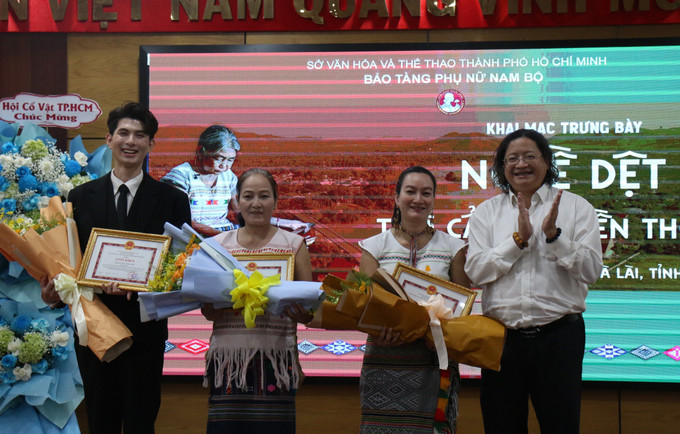 Sở Văn hóa và Thể thao Thành phố Hồ Chí Minh trao giấy khen cho các nghệ nhân dân tộc Mạ.