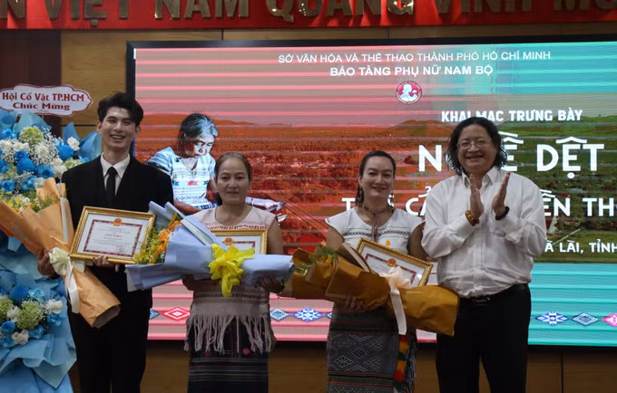 Sở Văn hóa và Thể thao Thành phố Hồ Chí Minh trao giấy khen cho các nghệ nhân dân tộc Mạ.