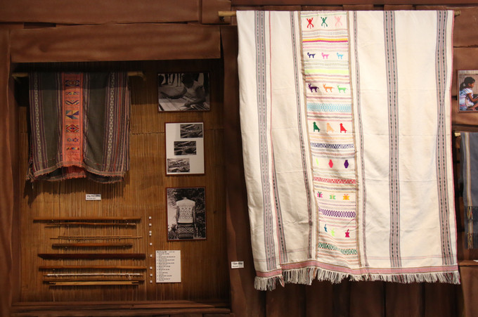 Tấm đắp được người dân tộc Mạ dệt thủ công bằng tay.