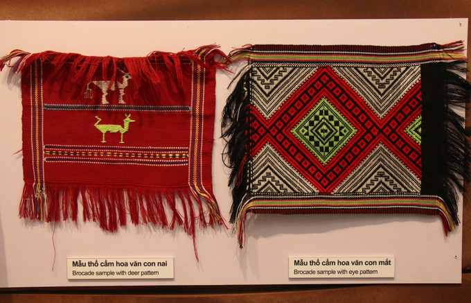 Các sản phẩm dệt thổ cẩm truyền thống của người dân tộc Mạ được trưng bày tại chuyên đề.