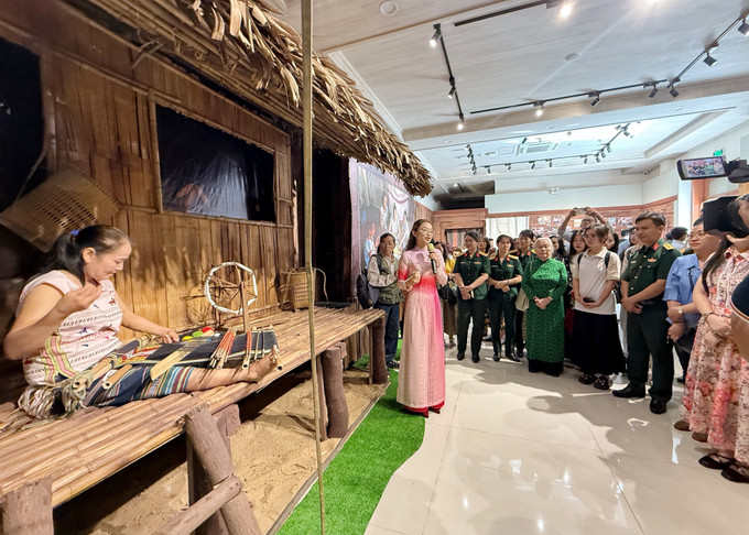 Các đại biểu tham quan trưng bày.