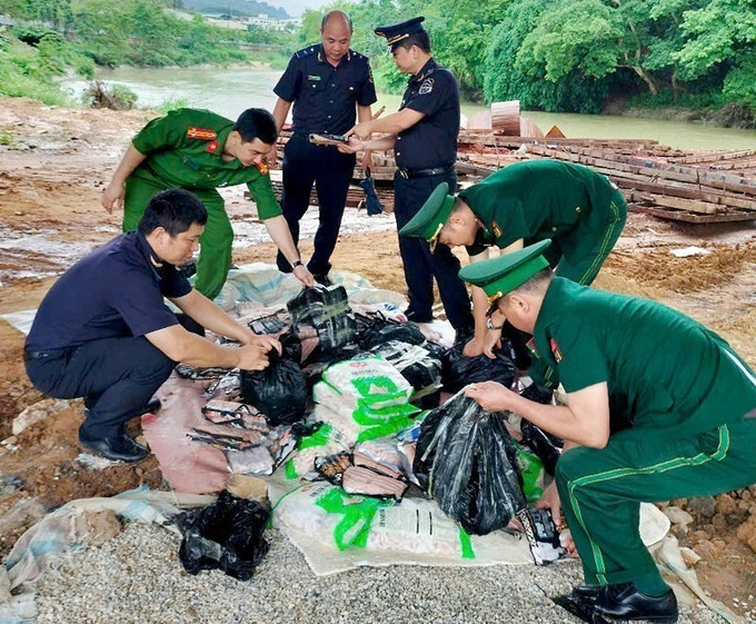 Lô hàng nhập lậu do lực lượng chức năng tỉnh Hà Giang phát hiện. Ảnh: TTXVN phát ha-giang-thuc-pham-nhap-lau.jpg