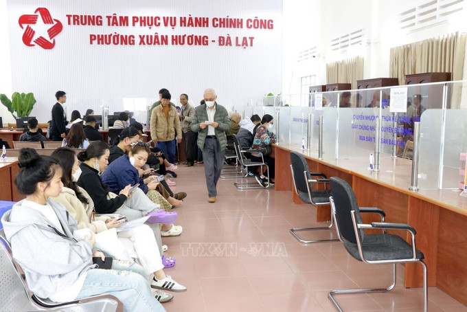 Nhiều người dân tới làm thủ tục tại Trung tâm phục vụ hành chính công phường Xuân Hương - Đà Lạt. Ảnh: Chu Quốc Hùng/TTXVN phuong-xuan-huong-da-lat.jpg