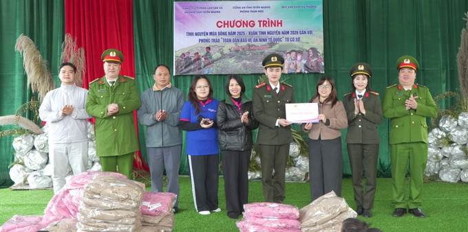 Cán bộ, chiến sĩ phòng Tham mưu Công an tỉnh Tuyên Quang trao tặng 200 chiếc áo ấm cho học sinh trường Mầm non xã Bản Máy, tỉnh Tuyên Quang.