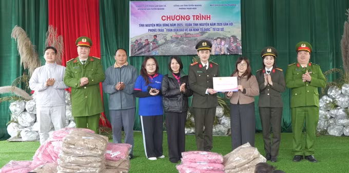 Cán bộ, chiến sĩ phòng Tham mưu Công an tỉnh Tuyên Quang trao tặng 200 chiếc áo ấm cho học sinh trường Mầm non xã Bản Máy, tỉnh Tuyên Quang.