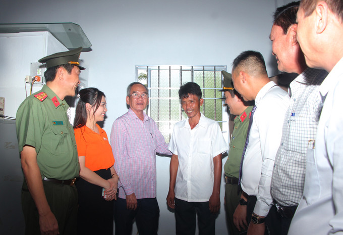 Lãnh đạo Tỉnh ủy Bạc Liêu và các sở, ngành, địa phương cùng nhà tài trợ tham quan, động viên hộ dân ở thị trấn Phước Long (huyện Phước Long) nhận được nhà từ chương trình “Chung tay xóa nhà tạm, nhà dột nát”. Lãnh đạo Tỉnh ủy Bạc Liêu và các sở, ngành, địa phương cùng nhà tài trợ tham quan, động viên hộ dân ở thị trấn Phước Long (huyện Phước Long) nhận được nhà từ chương trình “Chung tay xóa nhà tạm, nhà dột nát”.