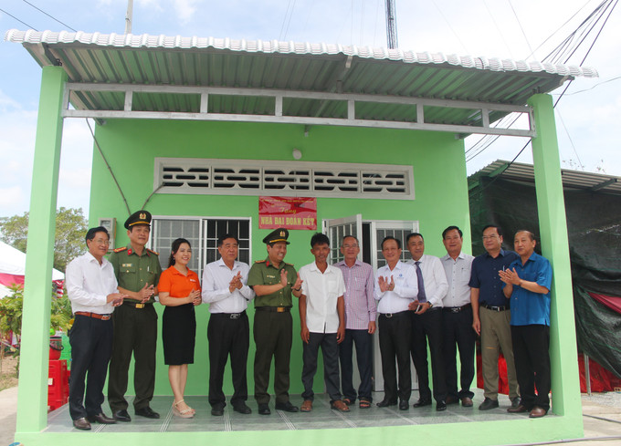 Lãnh đạo Bộ Công an, Thường trực Tỉnh ủy, UBND tỉnh Bạc Liêu và nhà tài trợ cắt băng khánh thành 2 căn nhà đầu tiên trong tổng số 700 căn nhà do Bộ Công an hỗ trợ các hộ nghèo tại Bạc Liêu. Lãnh đạo Bộ Công an, Thường trực Tỉnh ủy, UBND tỉnh Bạc Liêu và nhà tài trợ cắt băng khánh thành 2 căn nhà đầu tiên trong tổng số 700 căn nhà do Bộ Công an hỗ trợ các hộ nghèo tại Bạc Liêu.