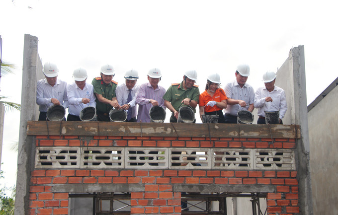 Lãnh đạo tỉnh Bạc Liêu và đại diện Bộ Công an thực hiện nghi thức khánh thành và cất nóc triển khai xây dựng nhà cho hộ dân. Lãnh đạo tỉnh Bạc Liêu và đại diện Bộ Công an thực hiện nghi thức khánh thành và cất nóc triển khai xây dựng nhà cho hộ dân.